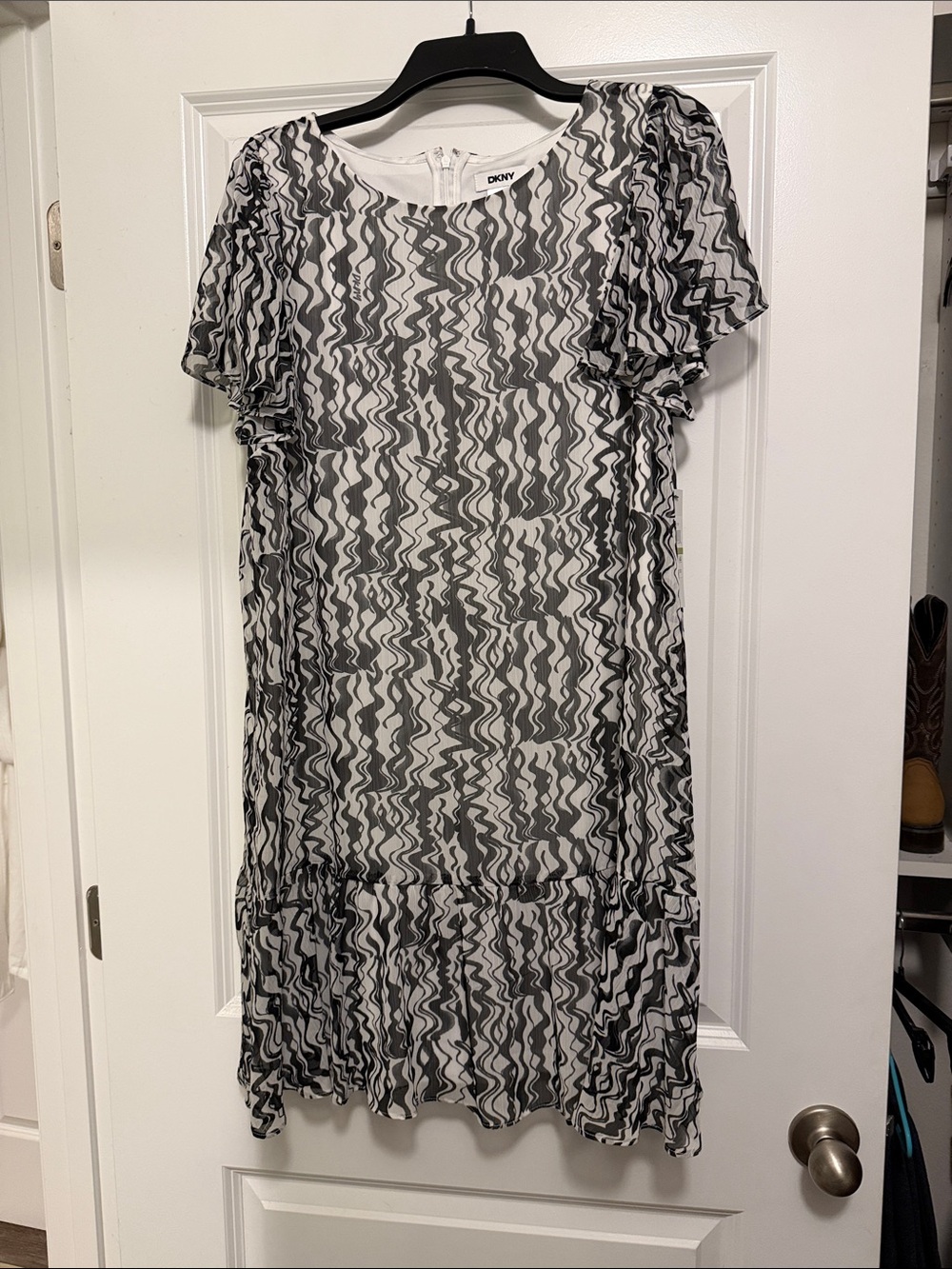 Dkny Black & White Wavy Print Short Sleeve Dress